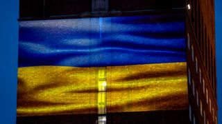 Oslo rådhus ble torsdag kveld lyssatt med fargene i det ukrainske flagget.