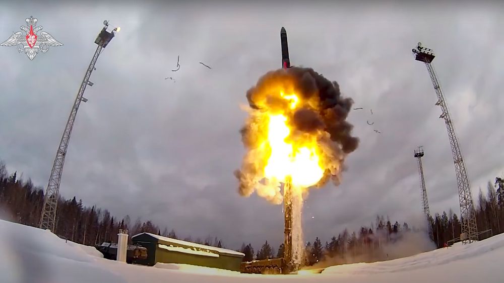 Et Yars interkontinentalt missil. Bildet er fra en video som det russiske forsvarsdepartementet publiserte lørdag 19. februar fra en øvelse.