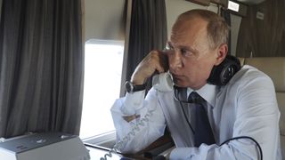 Putin i telefonen på et fly.
