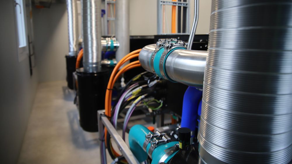 Tre brenselceller fra Ballard på 100 kW hver er plassert i en container på Ågotnes og utgjør «motoren» i testsenteret. Når prosjekter skal settes i gang, enten det er til produksjon, distribusjon eller transport, er det behov for mange typer utstyr fra underleverandører. Det kan de finne i databasen til Ocean Hyway Cluster.