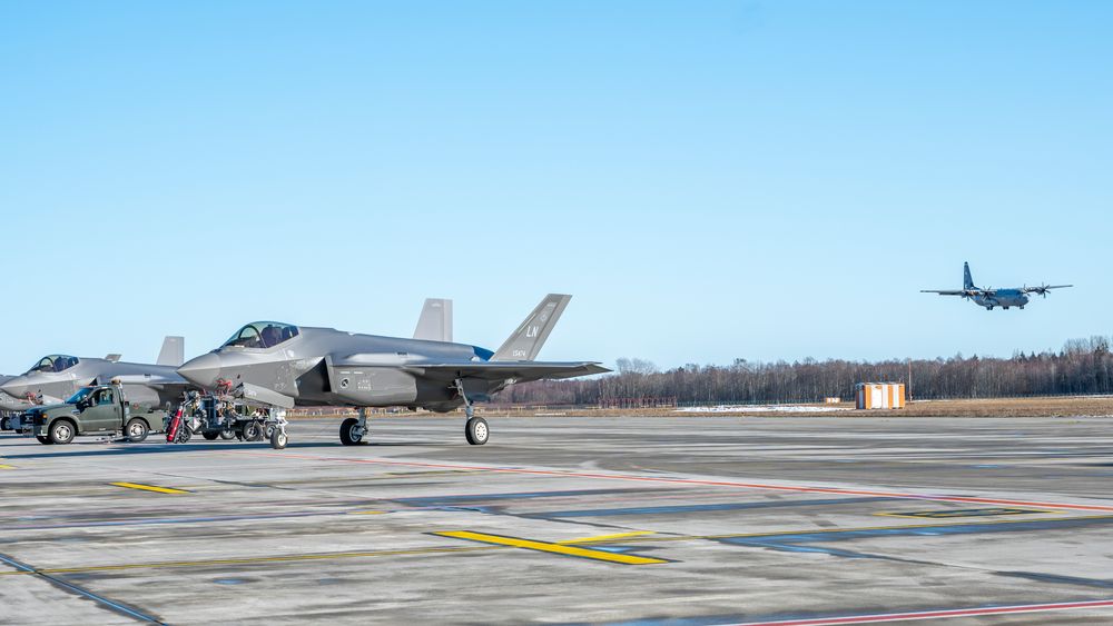 En C-130J Hercules lander på Ämari like sørvest for Tallinn i Estland. Hit har US Air Force deployert F-35A, samt soldater fra flystasjonene RAF Lakenheath, Spangdahlem, Hill og Ramstein.