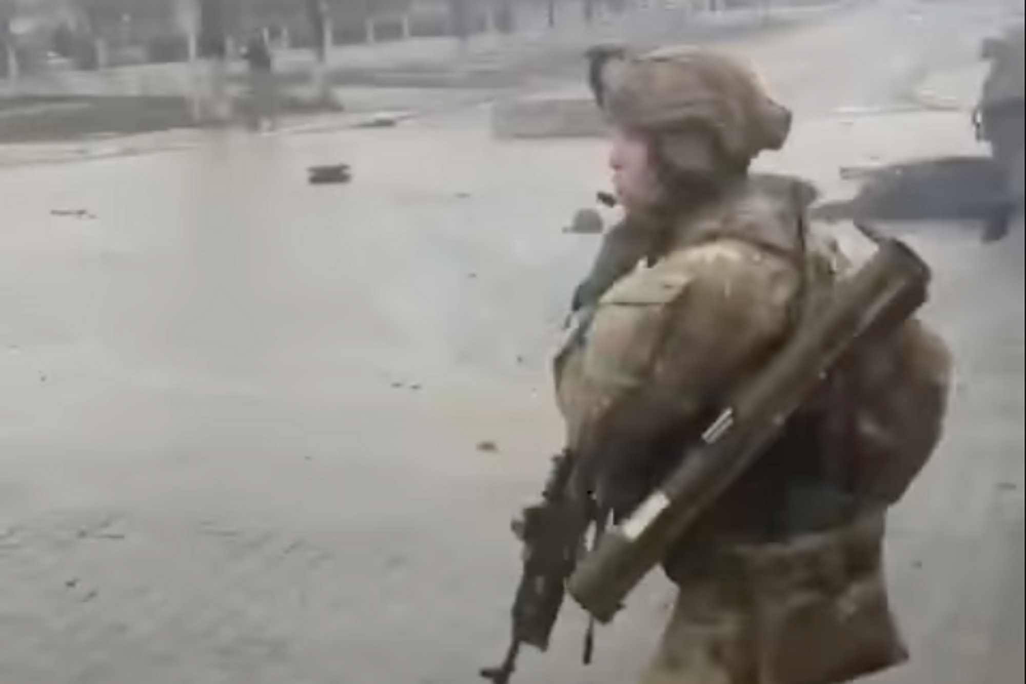 Ukrainsk soldat med M72 i nærheten av Hostomel torsdag.