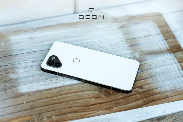 baksiden av en telefon på et lakkert bord