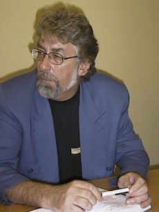 Arne Joramo under en paneldebatt på slutten av 1990-tallet.