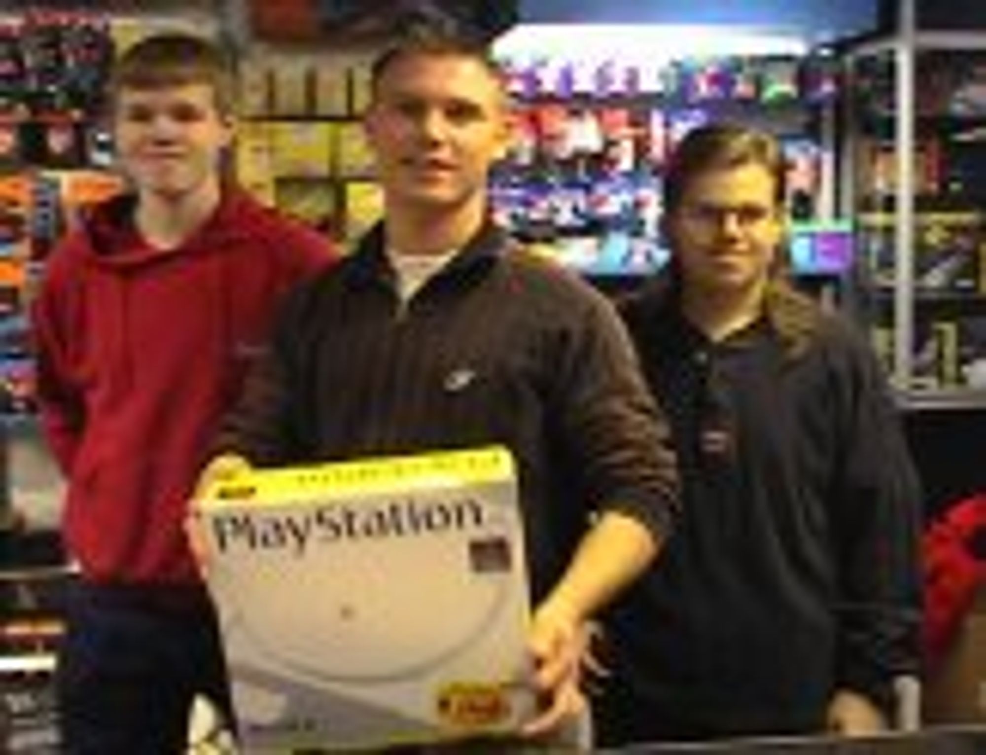 Fornøyde selgere av PlayStation hos Spaceworld på Grønland i Oslo.