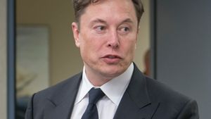 /2718/2718640/SpaceX_CEO_Elon_Musk_visits_N%26NC_and_AFSPC_%28190416-F-ZZ999-006%29_%28cropped%29.300x169.jpg