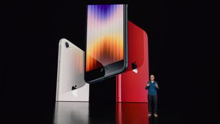 Apple lanserer ny billig-Iphone og skrur til prosessor-konkurransen
