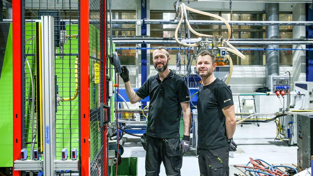 Sergey Weber (t.v.) og Branislav Kmet er rekruttert til Pla-Mek i løpet av det siste halvåret fra andre deler av industrien på Sunnmøre. Her programmerer de en maskin som lager beskyttelsesrør til fjellsikring. Kmet bor i Ålesund og forteller at han har bakgrunn fra hotellbransjen, men at han har jobbet lenge med sprøytestøyping.