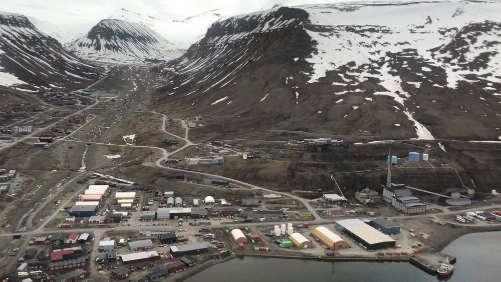 Kullkraftverket (til høyre i bildet) produserer strøm og fjernvarme til Longyearbyen. Nå kan den planlagte nedstengningen bli utsatt.