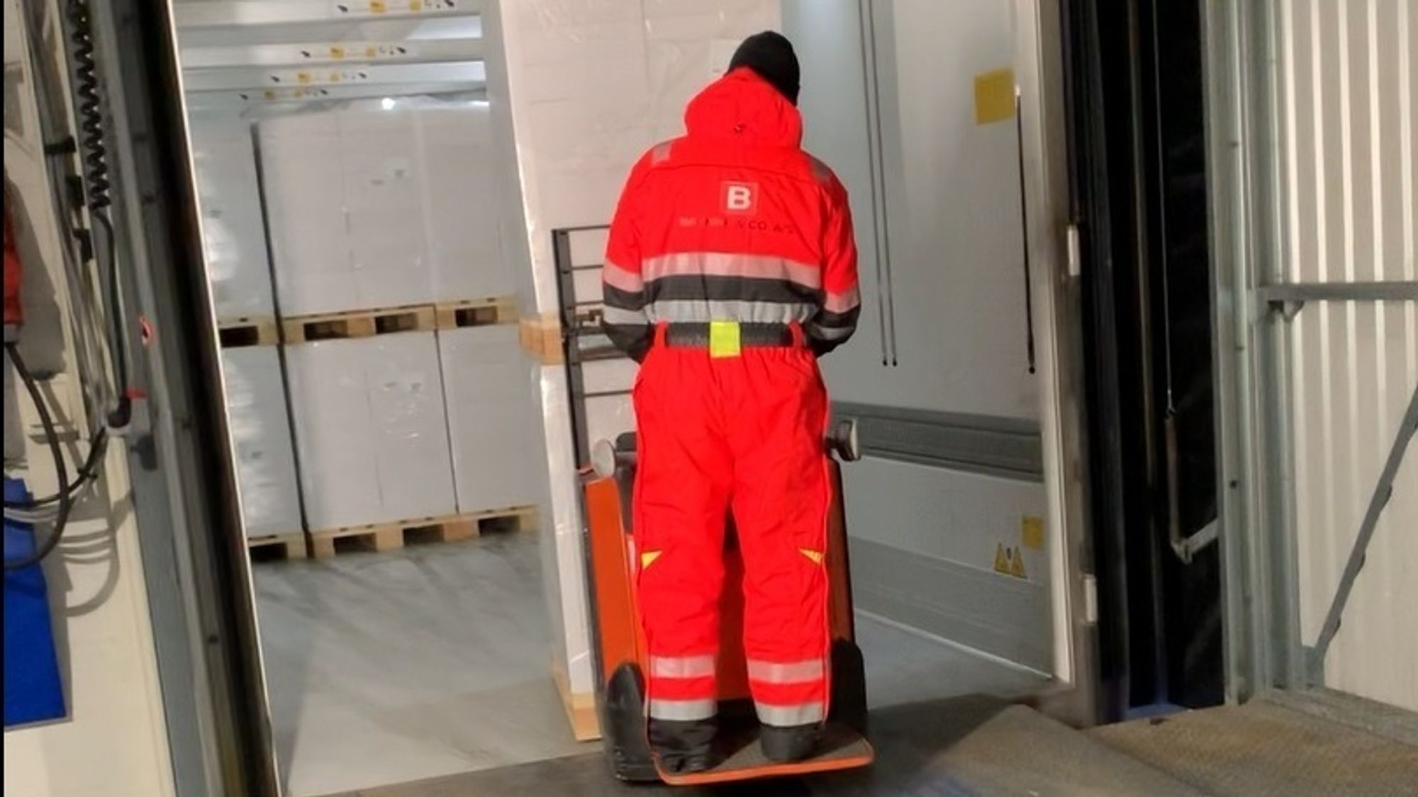 Pakkingen av traileren som skal til Kyiv.