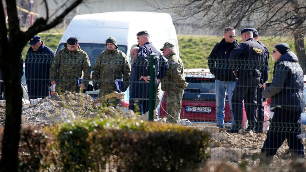 Kroatisk politi undersøker stedet der en drone som trolig har fløyet fra Ukraina, styrtet fredag.