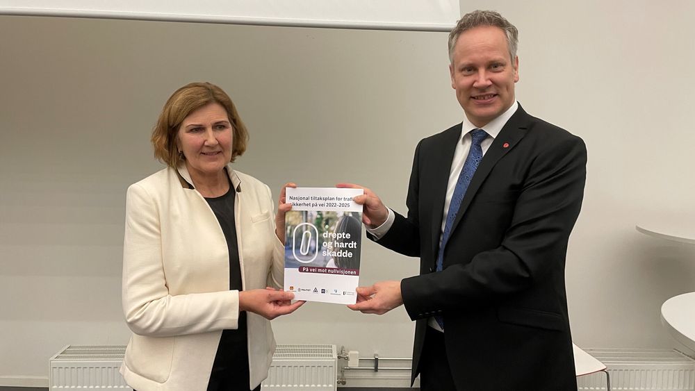 Veidirektør Ingrid Dahl Hovland overleverte rapporten til samferdselsminister Nygård.