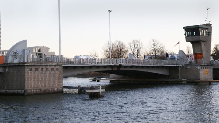  Kanalbrua mellom Tønsberg og Færder ble bygget på 1950 - tallet og bærer mer trafikk enn de travleste partiene av nye E - 18 gjennom Vestfold. Mer enn 30.000 biler passerer i døgnet i årsgjennomsnitt.