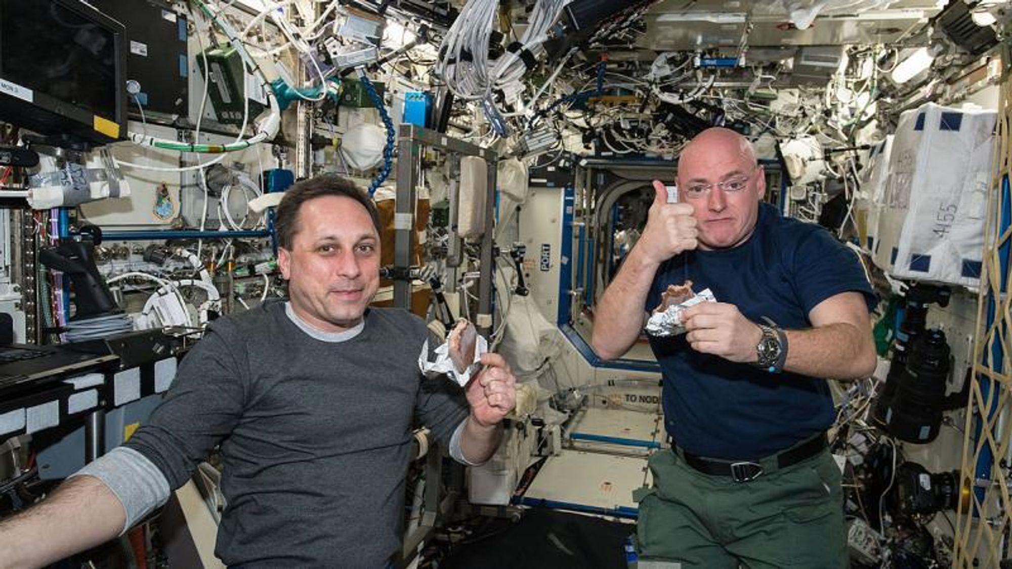 NASA-astronaut Scott Kelly, som gir tommelen opp her, har nylig vært i en verbal kamp på Twitter med den russiske romsjefen Dmitrij Rogozin. Her er han å se under et av sine mange opphold på ISS med russiske Anton Shkaplerov i Destiny-modulen.