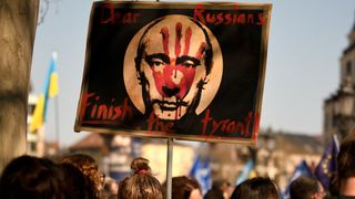 Plakat under anti-krigsdemonstrasjon mot Russland i Frankfurt 13. mars 2022. På plakaten står det «Dear Russians. Finish the tyrant»
