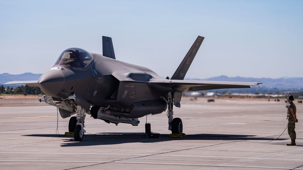 F-35A med B61-12-dummybomber («Joint Test Assemblies», JTA) i buken på flystasjonen Nellis 21. september 2021.