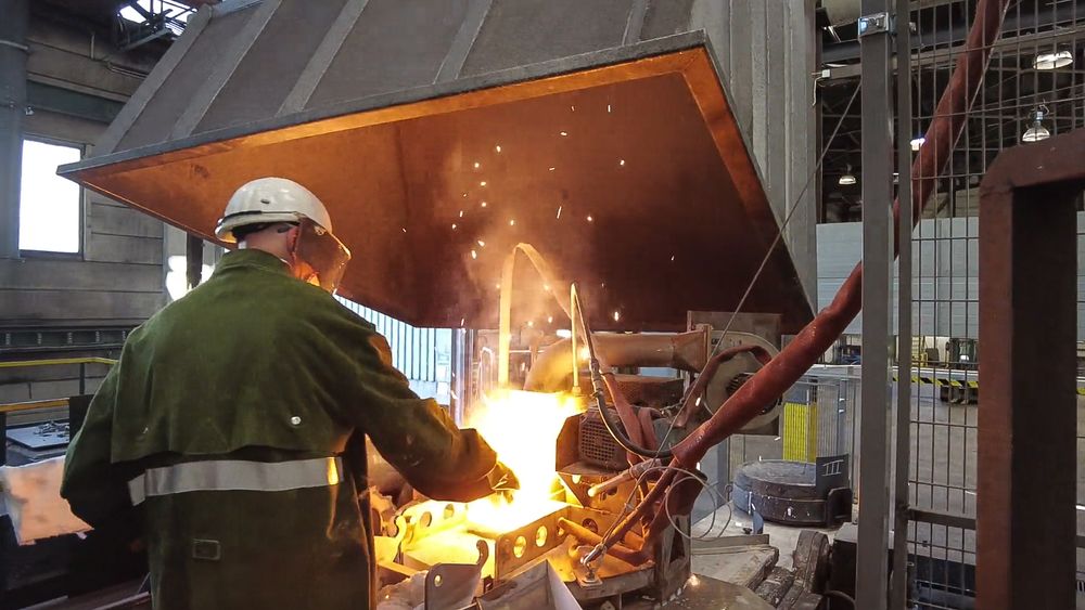 Påmating av metallisk aluminiumskrap til smeltet slagg.