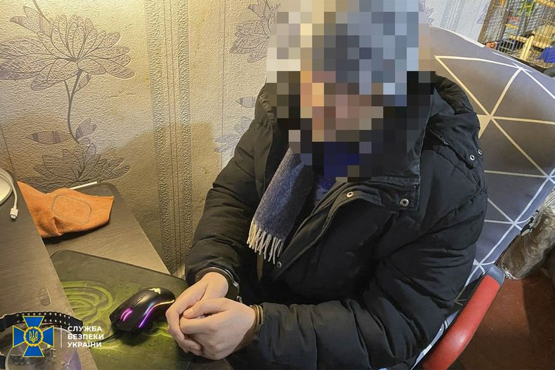 Ukrainsk hacker som skal ha hjulpet de russiske okkupasjonsstyrkene med mobilkommunikasjon. Ansiktet er pikselert.