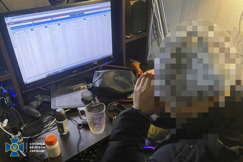 Ukrainsk hacker som skal ha hjulpet de russiske okkupasjonsstyrkene med mobilkommunikasjon. Her foran en PC-skjerm. Ansiktet er pikselert.