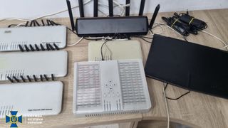 SIM-boks og annet utstyr brukt av ukrainsk hacker som skal ha hjulpet de russiske okkupasjonsstyrkene med mobilkommunikasjon. 