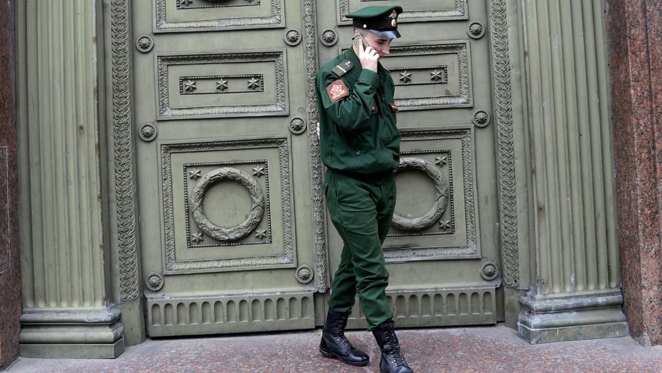 Sikkerhetsekspert Leif Nixon tror russernes mobile feltsamband i Ukraina er ment for bruk i fredstid, slik bildet av denne russiske soldaten i St. Petersburg i 2018 demonstrerer.