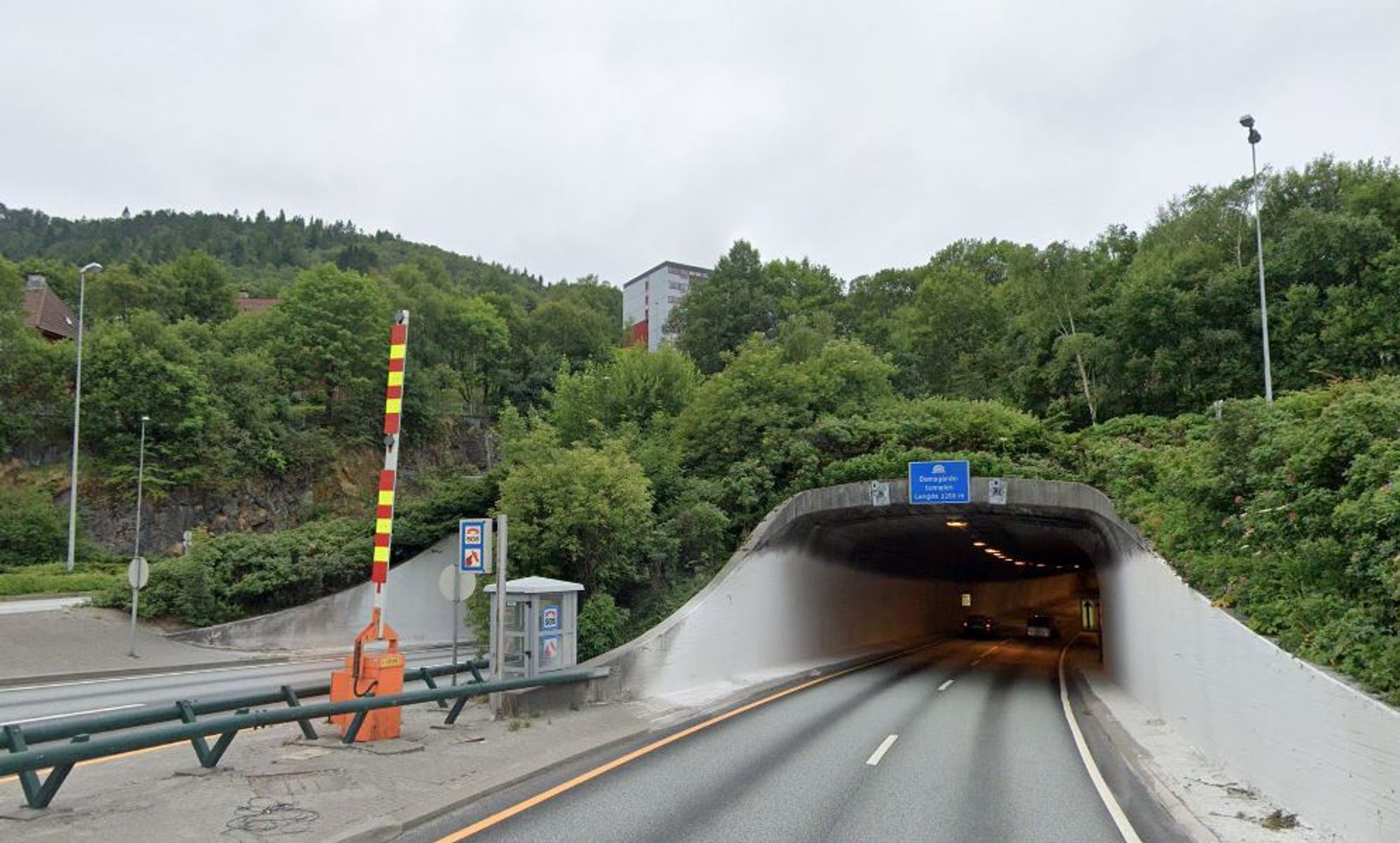 Både Damsgårdstunnelen (bildet) og Nygårdstunnelen er toløpstunneler med to felt i hver retning, og noen av Bergens mest traffikerte veistrekninger.