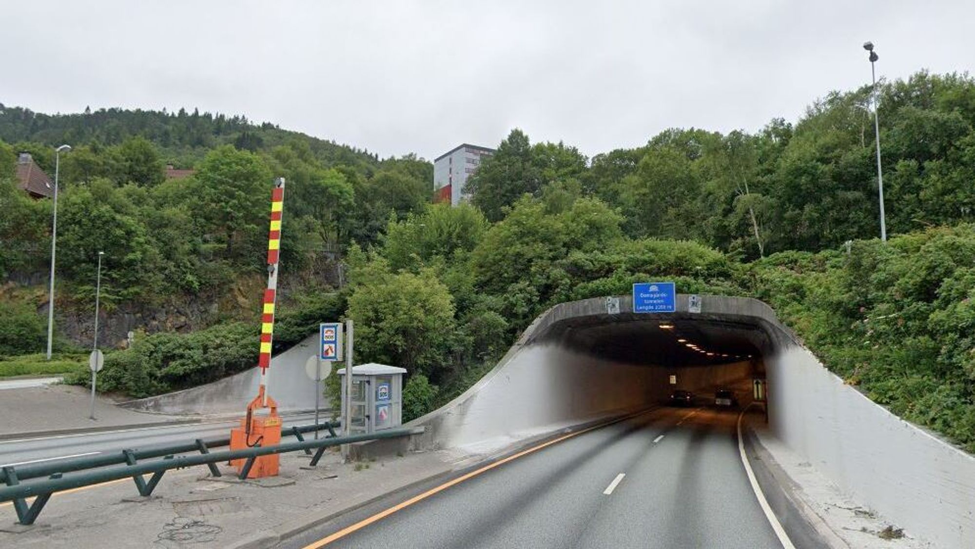 Både Damsgårdstunnelen (bildet) og Nygårdstunnelen er toløpstunneler med to felt i hver retning, og noen av Bergens mest trafikkerte veistrekninger.