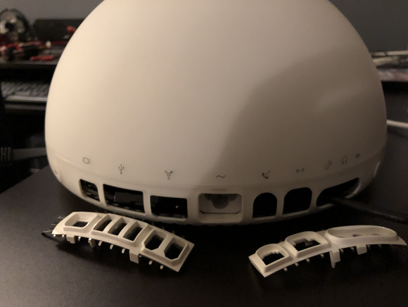 baksiden av en iMac G4 med løse deksler til input og output