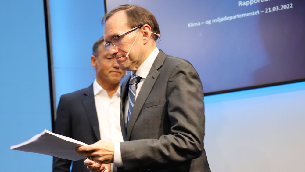 Espen Barth Eide fikk overlevert rapporten «Grønn maritim 2022» av Erik Jakobsen, partner og styreleder i Menon (i bakgrunnen).