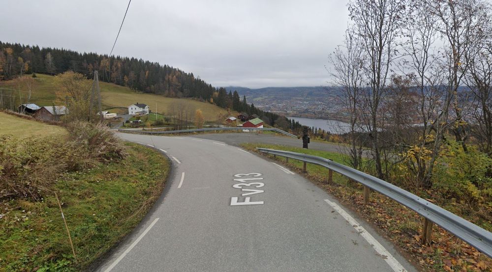 Saksumsdalsvegen på vestsiden av Mjøsa byr på fin utsikt mot Lillehammer.