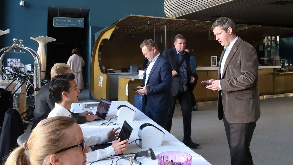 Kommunikasjonsdirektør Andreas Veggeland (til høyre i bildet), her under innsjekking på Inside Telecom-konferansen i november 2021. Veggeland sier de ble litt overrasket når TV 2 sendte ut melding om at forhandlingene var brutt. 