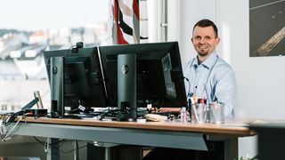 Hans Jørgen Enger leder konkurranseavdelingen i Nasjonal kommunikasjonsmyndighet. Her sitter han på sitt kontor, bak to store skjermer.