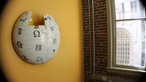 Wikipedia-logoen som et 3D-puslespill på veggen i Wikimedia-kontoret i San Francisco.