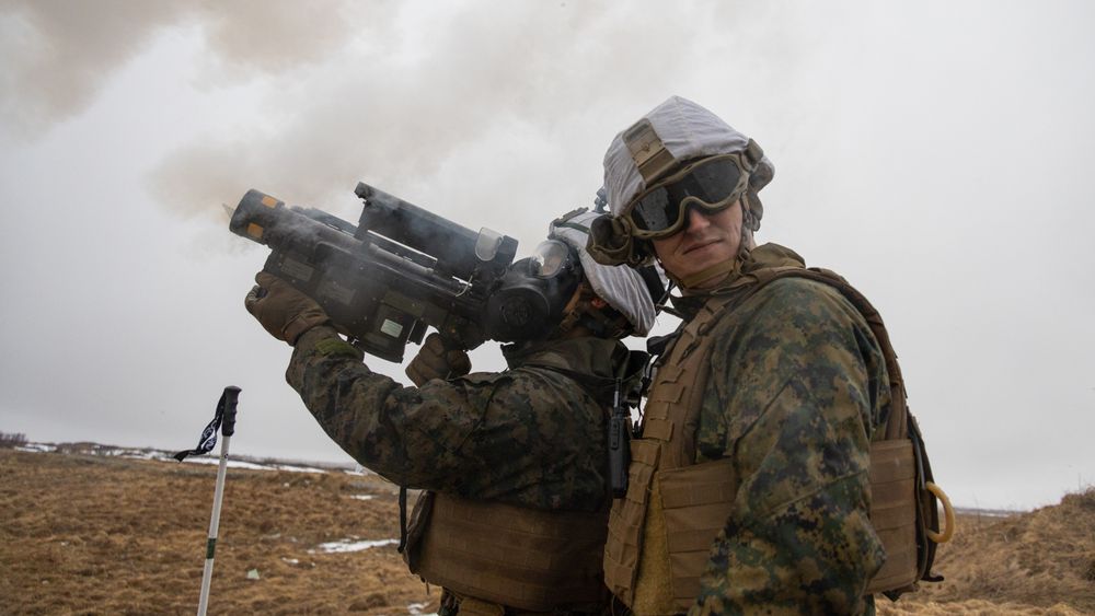 Soldater fra det amerikanske marinekorpset skyter med FIM-92 Stinger på Andøya 11. mars i forbindelse med Cold Response 22.