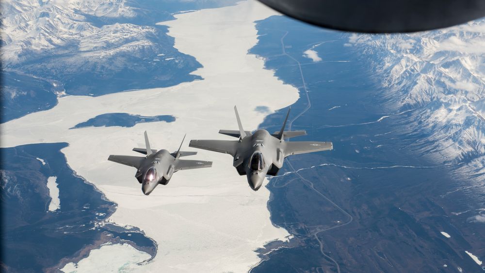 To amerikanske F-35A flyr over Alaska Canada Highway på vei til flystasjonen Eielson 21. april 2020.