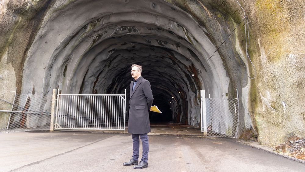 Samferdselsminister Jon-Ivar Nygård ved tunnelåpningen til E39 Rogfast, som får 21 millioner kroner for å teste ut fossilfri produksjon av tunnel.