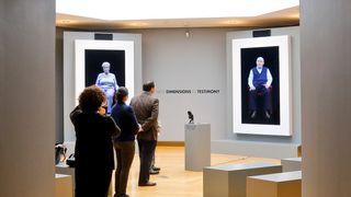 Bildet viser virtuelle versjoner av Holocaust-overlevende Eva Schloss og Pinchas Gutter på Museum of Jewish Heritage sin "New Dimensions in Testimony"-utstilling i New York i 2017. 