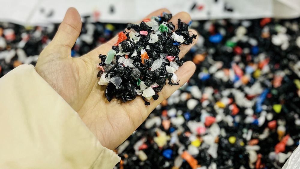 Kvernet plast før det viderebehandles til pellets.