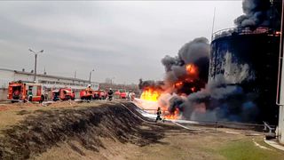 Ukraina kan ha angrepet russisk oljedepot: – Ganske pinlig hvis to ukrainske helikoptre har fått lov til å fly flere kilometer inn på russisk territorium