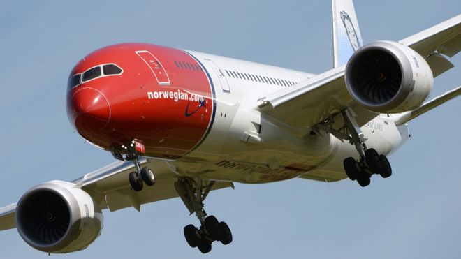 En Norwegian 787 Dreamliner går inn for landing.