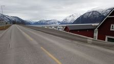 Nå kommer det nytt betongrekkverk langs riksvei 15 ytterst i Nordfjord