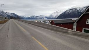 Nå kommer det nytt betongrekkverk langs riksvei 15 ytterst i Nordfjord