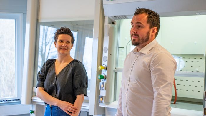 Hjørdis Skår og Anders Teigland i TioTech håper at deres titandioksid-nanomateriale skal brukes som anodemateriale i fremtidige batterier.