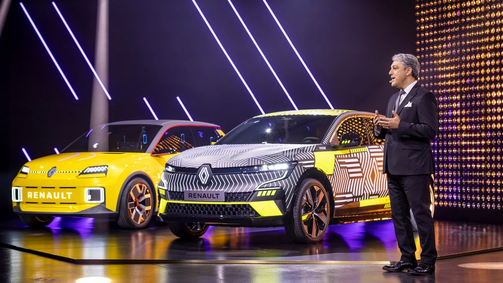 Renault-sjef Luca de Meo under en presentasjon av Renaults elbilstrategi.