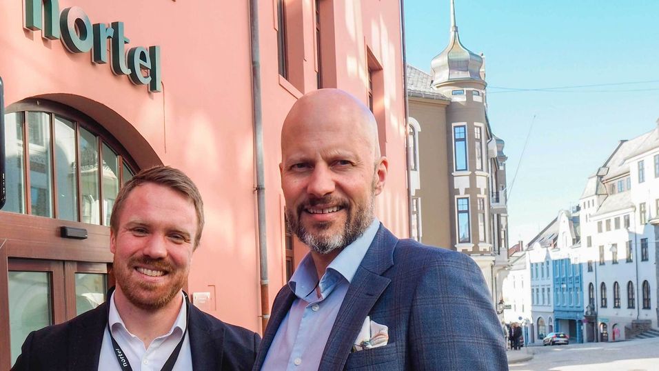 Driftsdirektør Espen Starheim og daglig leder Christian Pritchard i Nortel utenfor hovedkontoret i Ålesund. Med kjøpet av Atea Mobil har bedriftskundene deres nå totalt 60.000 aktive mobilbrukere.