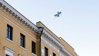 Flagget vaier over Det finske forsvarsdepartementet.