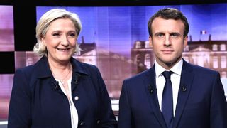 Nåværende president på gjenvalg, Emmanuel Macron, og hans største motkandidat Marine Le Pen. Bildet er tatt i 2017.