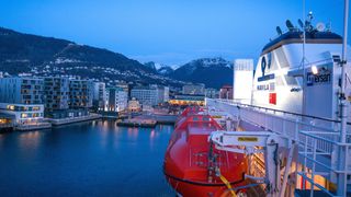 Havila Capella forlater Bergen havn i mars i år. Nå holdes skipet igjen i havnen.