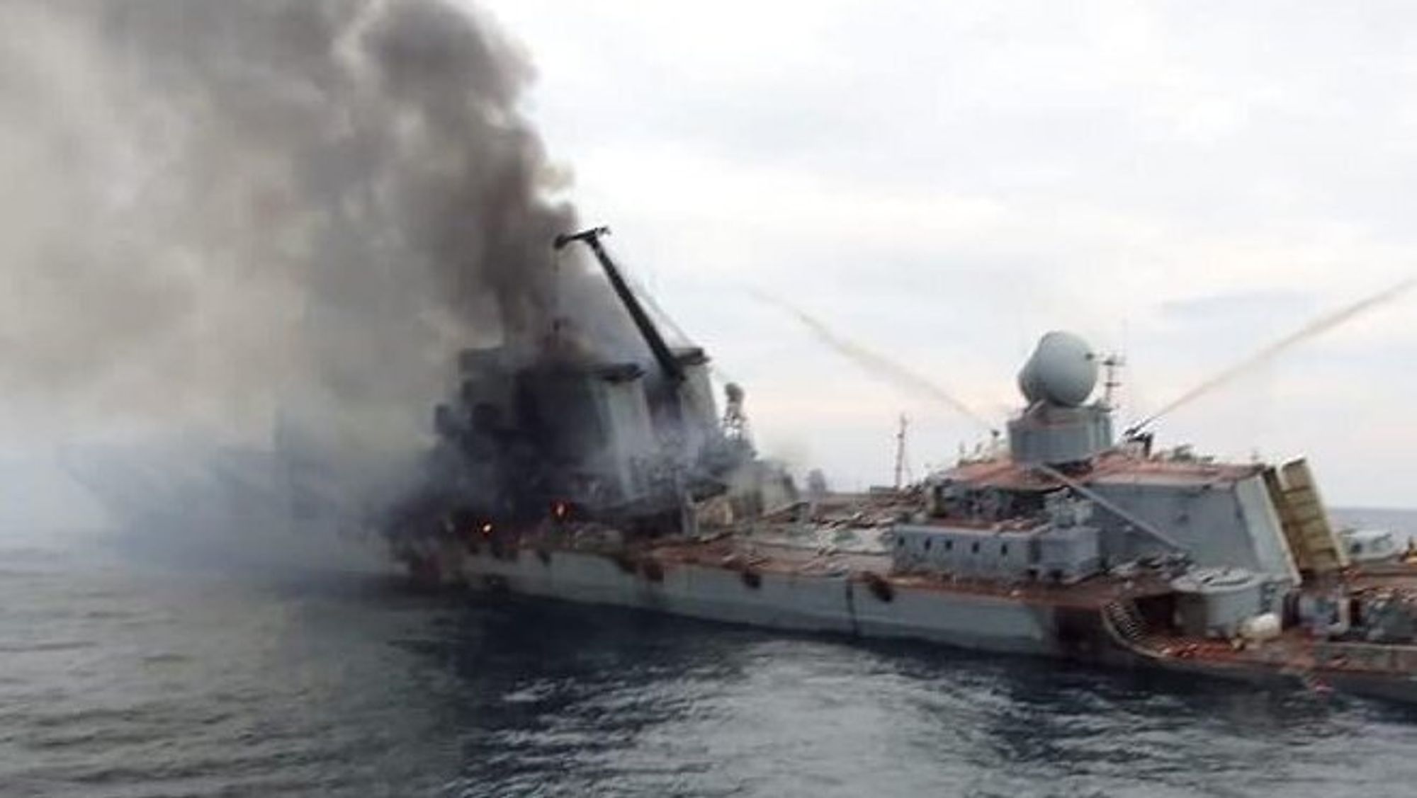 Bilder fra en video er bekreftet å vise Moskva i brann. Skipet har slagside etter vanninntrenging.