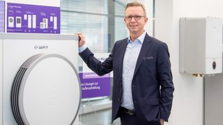 Jan Brockmann, styreleder i Boch Thermotechnik har økt forskningen rundt varmepumper med 210 millioner euro, nå følger han opp med ytterligere 300 millioner i nye investeringer.